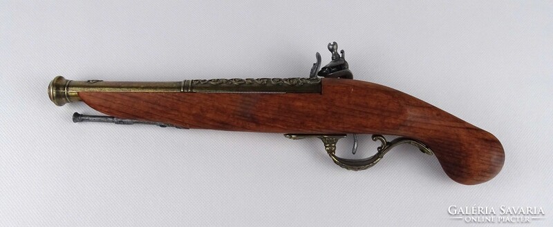 1W951 Fa ágyazatú, díszes kovás pisztoly replika vésett mintázatú csővel