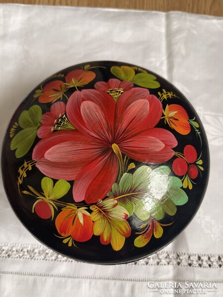 Nagyon szép kézzel festett Orosz doboz jelzett.