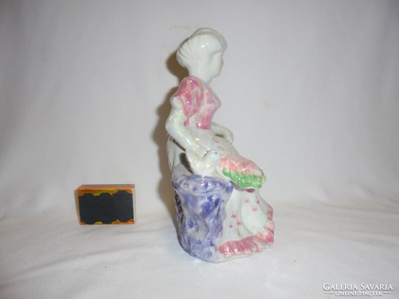 Legyezős hölgy galambbal - porcelán nipp, figura