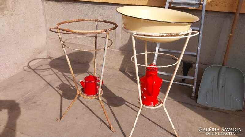 Egyben eladó lavor plussz tartó ,kanna,kiöntő