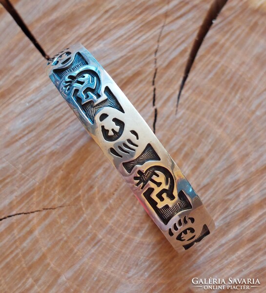 Gyönyörű, nyitott kokopelli ezüst karperec