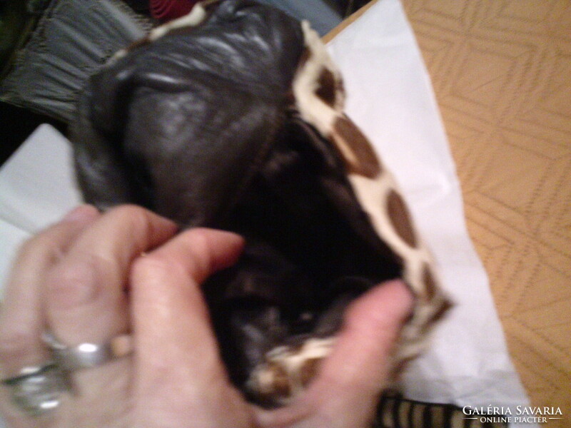 Antik bécsi (talán ocelot) prémből készült táska muff és hozzá kesztyű.