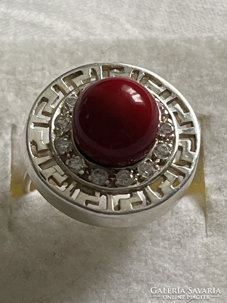 Gyögyörű vörös, fehér köves ezüst gyűrű.