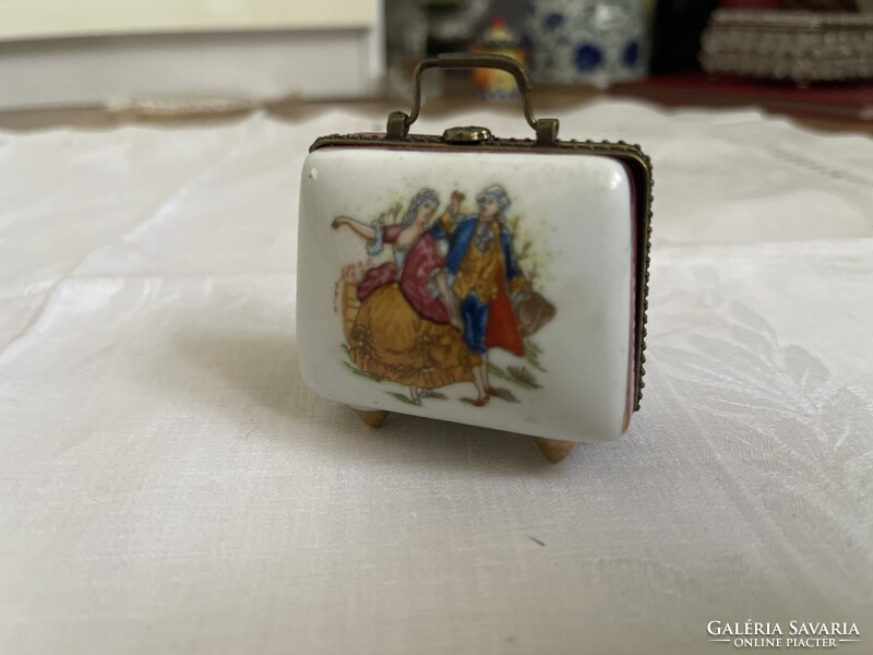 Nagyon szép porcelán jelenetes, szelence, réz szerelékkel, jól zár.