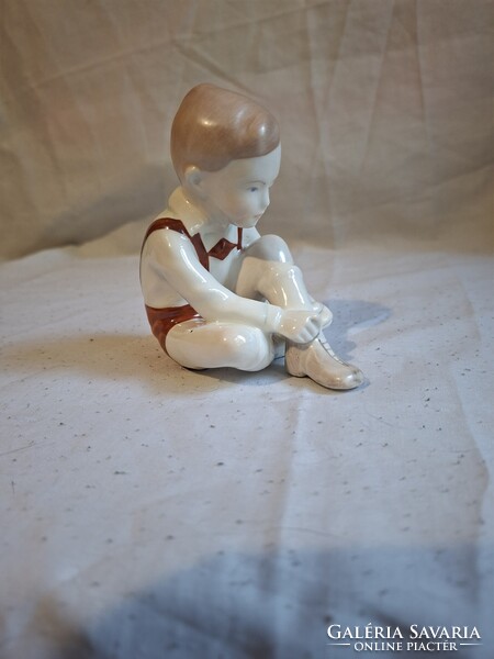 Aquincumi porcelán cipőt húzó, kötő fiú. Hibátlan. Jelzett