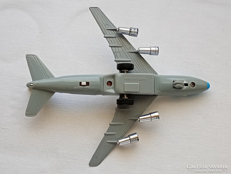 Játék repülőgép Boening 747 Jumbo Jet nyitható ajtókkal 29x16x6cm lendkerekes fém retro