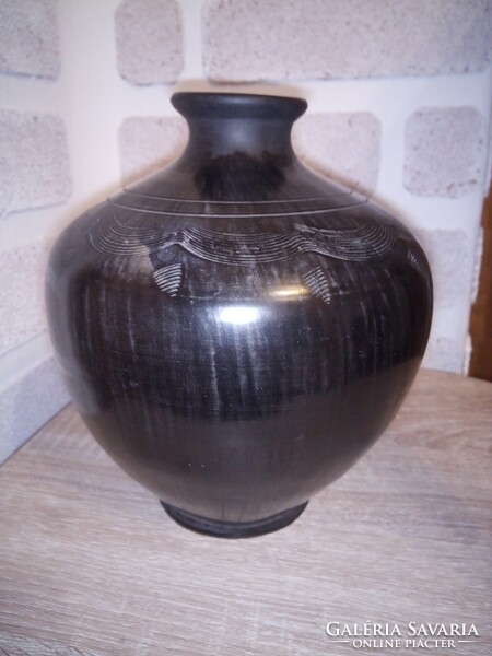 Karcagi fekete kerámia váza. Jelzett: Bende