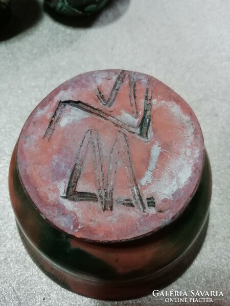 Jelzett kerámia váza 24.a képeken látható állapotban van 8cmx12cm.Akció Aukció több száz termék vegy