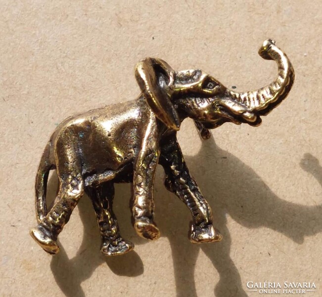 Tömör, öntött réz mini elefánt