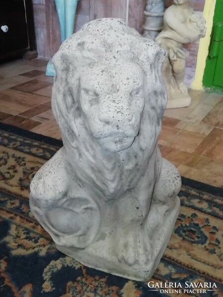 Liliomos pajzsot tartó oroszlán műkő nagyon nehéz 40 cm magas