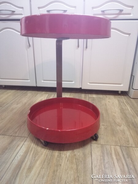 Vintage piros bárkocsi kerekeken, olasz dizájn, űrkorszaki  1970-s évek