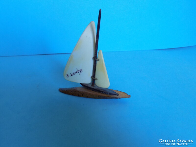 Balatonberény emlék vitorláshajó, retró Balatoni emlék hajó