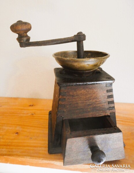 Antik fadobozos kávédaráló (fiókos, réz beöntős)  Jelzett: M.G. Garantirt