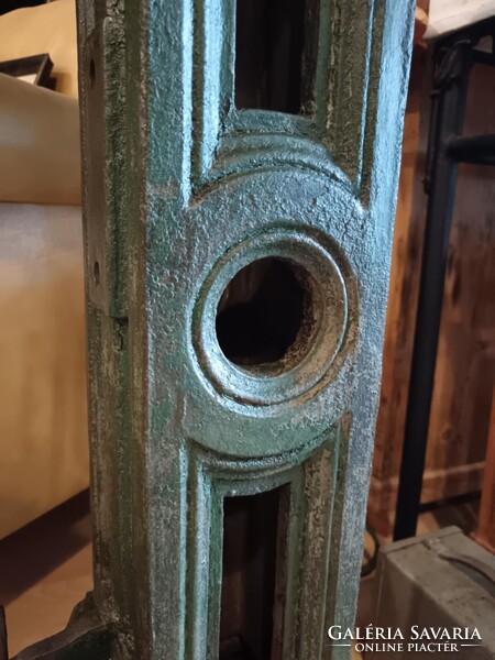 Iparis stílusú posztamens, antik vas alapzat, talán valamilyen gépláb, vagy kandeláber láb, zöldes
