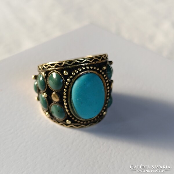 17,5 mm átmérőjű dekoratív réz gyűrű türkiz színű kövekkel