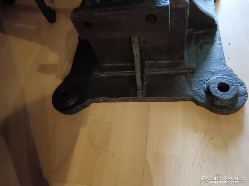 Iparis stílusú posztamens, antik vas alapzat, talán valamilyen gépláb, vagy kandeláber láb, zöldes