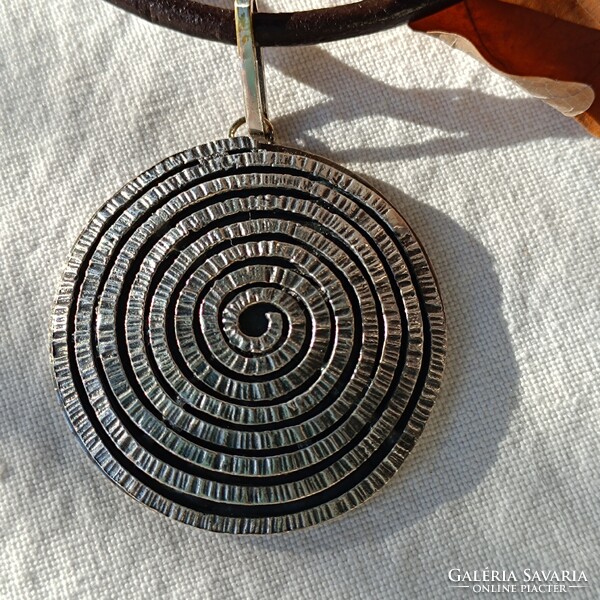 Ezüstözött spirál nagyméretű medál, új bőr 0,4 cm-es zsinóron orvosi fém kapoccsal