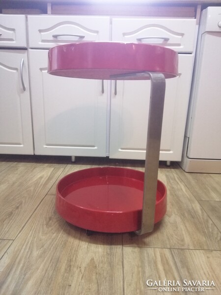 Vintage piros bárkocsi kerekeken, olasz dizájn, űrkorszaki  1970-s évek