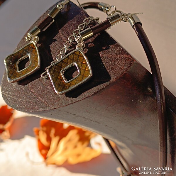 Tűzzománc nyaklánc és fülbevaló szett bőrrel kombinálva