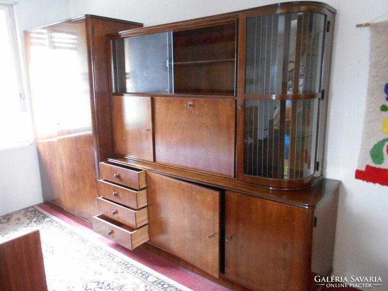 Retro Vitrines szekrény akasztós résszel