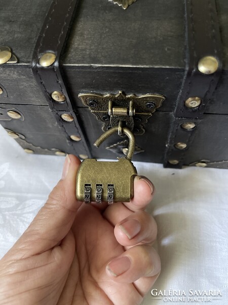 Számzáras ékszeres fa doboz fém szegecsekkel díszekkel masszív darab.