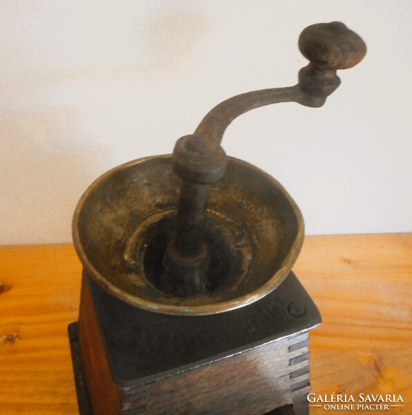 Antik fadobozos kávédaráló (fiókos, réz beöntős)  Jelzett: M.G. Garantirt