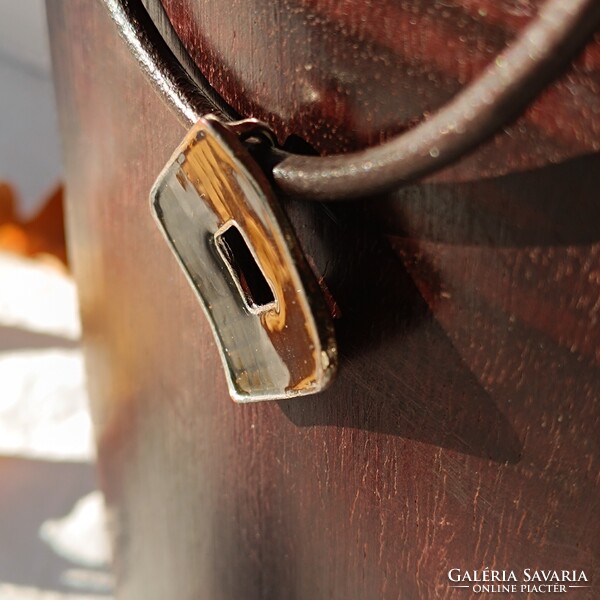 Tűzzománc nyaklánc és fülbevaló szett bőrrel kombinálva