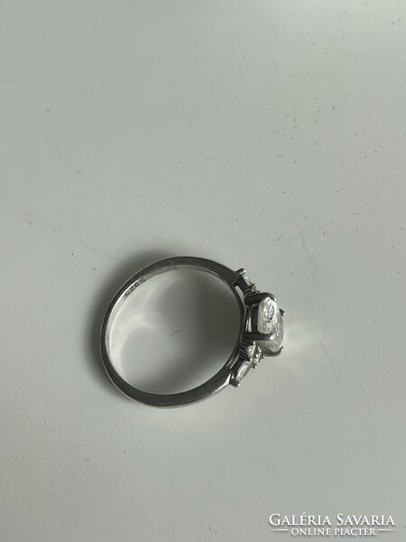 925 sterling ezüst gyűrű ovális moissanite gyémánttal.