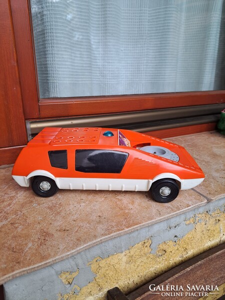 PIKO Kybernet játékautó.