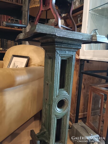 Iparis stílusú posztamens, antik vas alapzat, talán valamilyen gépláb, vagy kandeláber láb, zöldes