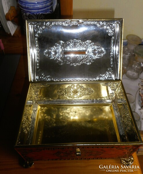 Antik fémdoboz persely (festett, dombornyomott)