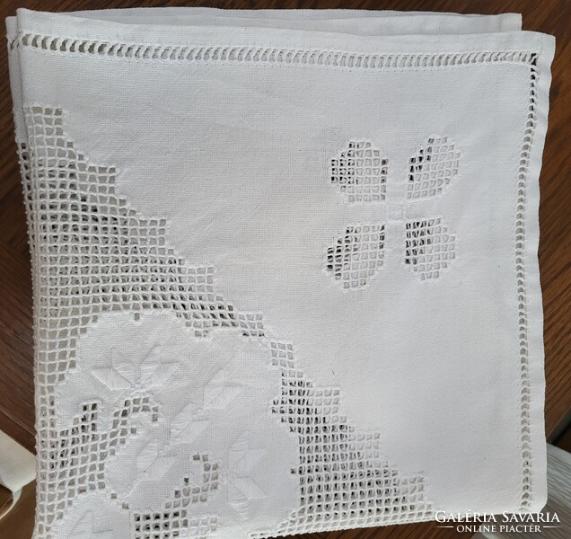 GYÖNYÖRŰ ÚJ ÁLLAPOTÚ FEHÉR ÁTTÖRT  AZSÚR MINTÁS HÍMZETT SZÖVÖTT TERÍTŐ/ASZTALKÖZÉP