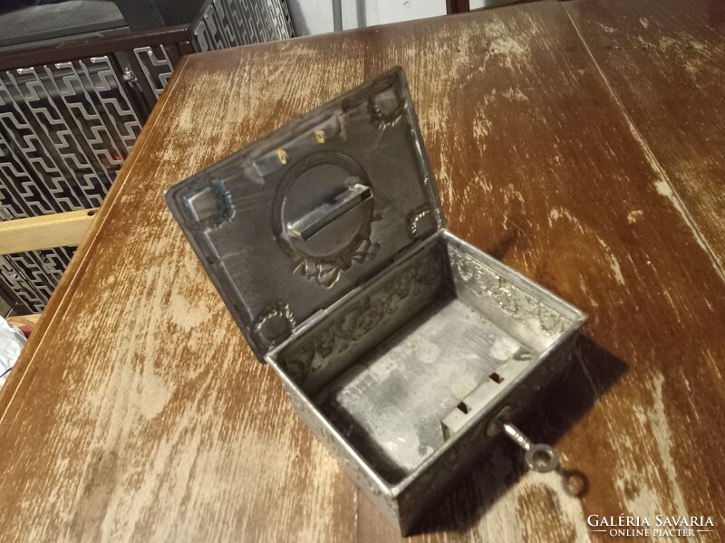 Régi fém ládika, persely