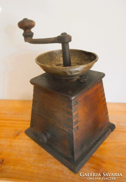 Antik fadobozos kávédaráló (fiókos, réz beöntős)  Jelzett: M.G. Garantirt