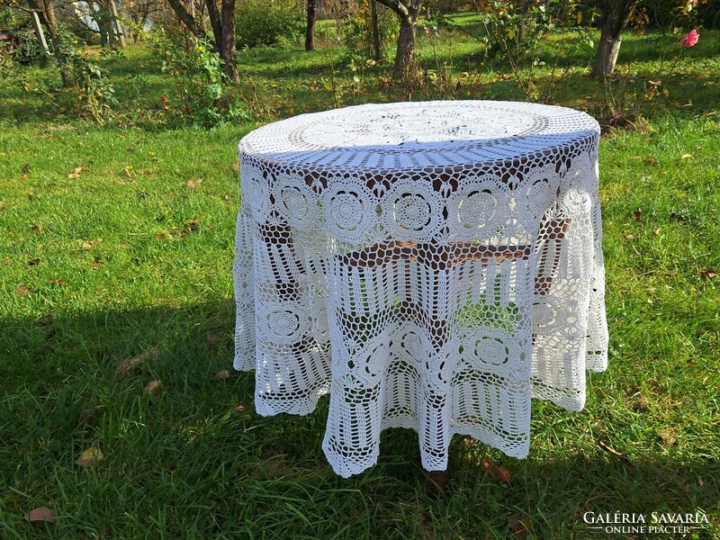 Horgolt , kerek csipke terítő, háromsoros rózsa mintával