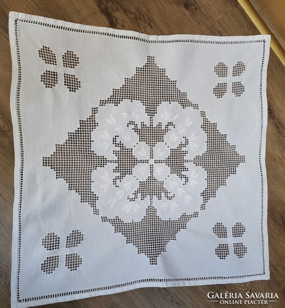 GYÖNYÖRŰ ÚJ ÁLLAPOTÚ FEHÉR ÁTTÖRT  AZSÚR MINTÁS HÍMZETT SZÖVÖTT TERÍTŐ/ASZTALKÖZÉP