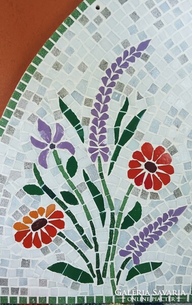 Egyedi, kézzel készült, félkör alakú mozaikos falikép, virágmintával