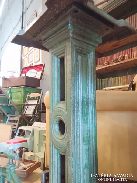 Iparis stílusú posztamens, antik vas alapzat, talán valamilyen gépláb, vagy kandeláber láb, zöldes