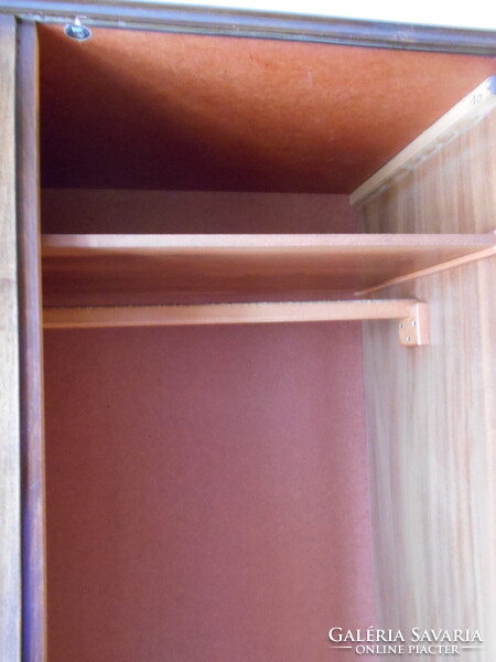 Retro Vitrines szekrény akasztós résszel