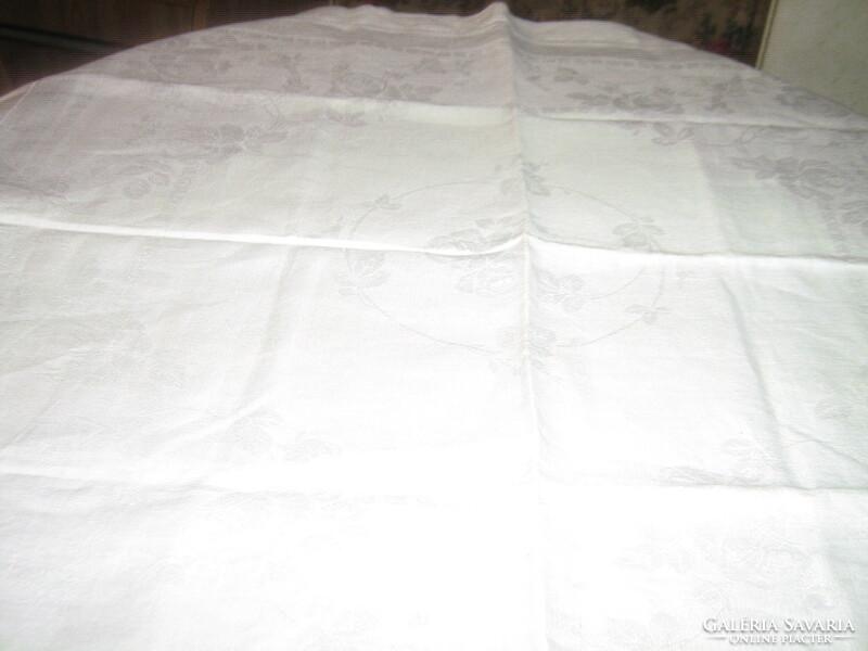 Csodaszép fehér rózsa mintás damaszt szalvéta vagy terítő