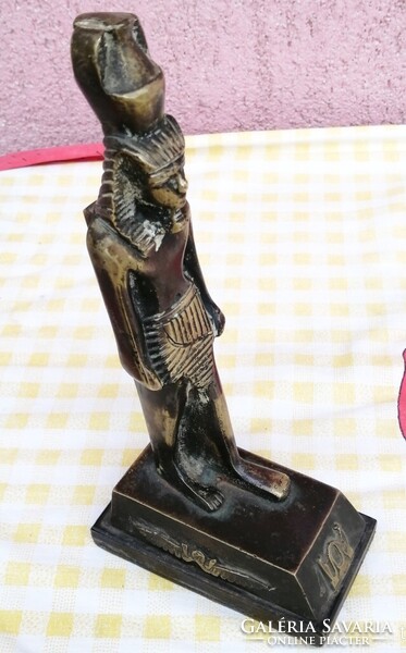 Ramszesz. Egyiptomi fáraó bronz szobra hieroglifákkal díszítve