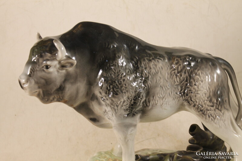 Ritka nagyméretű porcelán bölény 666