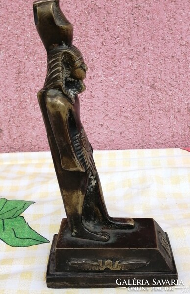 Ramszesz. Egyiptomi fáraó bronz szobra hieroglifákkal díszítve