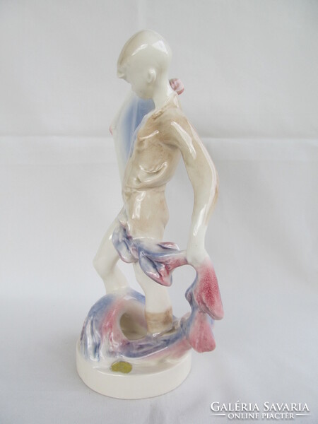 Jihokera kerámia papírsárkányt eregető fiú