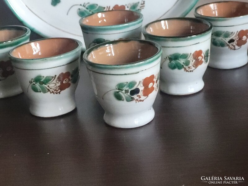 Kézzel festett magyar pálinkás és vendégváró készlet – kulacs, 6 kupica, tálca, kancsó és 2 bögre