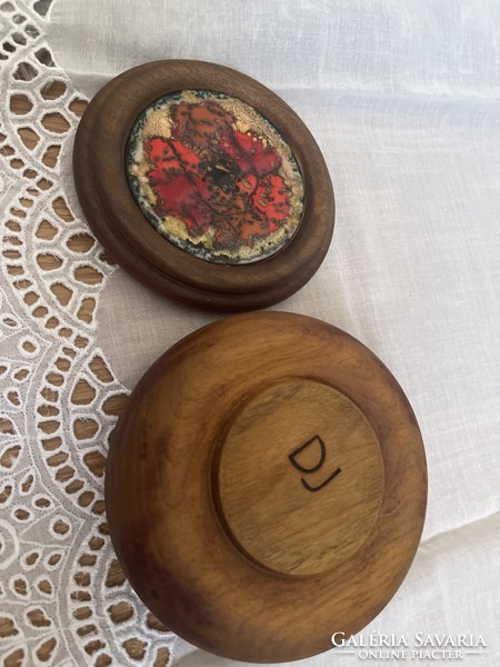 Régi különleges  fa doboz jelzett, tűzzománc képpel a tetején.