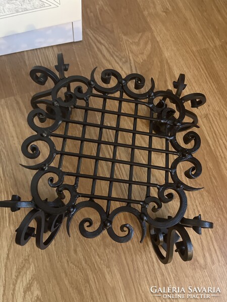 Látványos nagy kovácsoltvas virágtartó, szobor tartó.