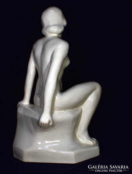 XX. sz. első fele magyar szobrász : PADON ÜLŐ AKT