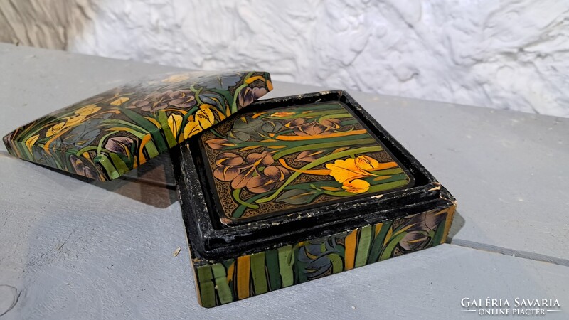 Vintage poháralátét készlet dobozban, fa, lakkozott írisz mintás, alja bársony, 6+1 db