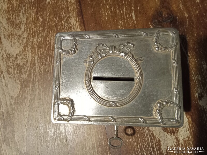 Régi fém ládika, persely